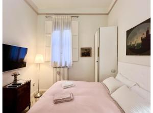 博洛尼亚casa Guido Reni的白色的卧室设有床和窗户