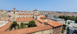 桑坦德SUITE HAUS Catedral的从建筑屋顶上可欣赏到城市美景