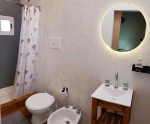 卡法亚特Malvón的一间带卫生间、水槽和镜子的浴室