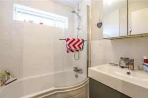 奇切斯特Bright flat in the heart of Chichester的带浴缸、水槽和淋浴的浴室