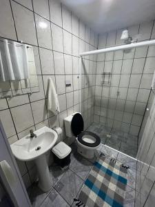 特林达德Pousada Gaivotas的一间带卫生间和水槽的浴室