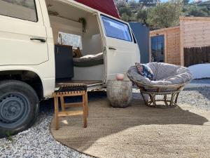 AlmogíaRomantic accommodation - Hottub & Sauna的前面有一张带床和狗床的白色面包车