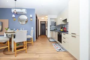 阿克拉Perfect Luxury @ Henrietta’s Residence的厨房以及带桌椅的用餐室。