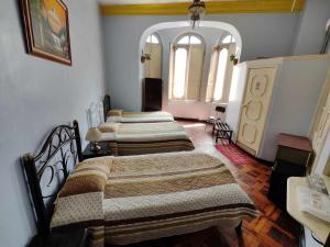 基多胡安娜阿科德旅馆的一间客房内的四张床
