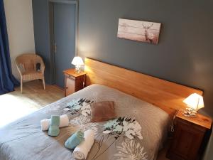 阿尔维厄La Girandole B&B et Location d'Appartement的一间卧室配有一张床,上面有两条毛巾