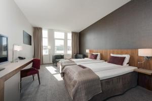 桑内斯品质酒店公寓的酒店客房配有两张床和一张书桌