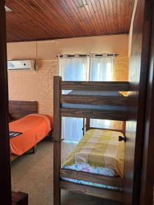 派桑杜Apartamento paysandu的客房设有两张双层床和一扇窗户。