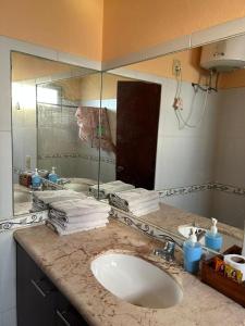 派桑杜Apartamento paysandu的浴室的柜台设有水槽和镜子
