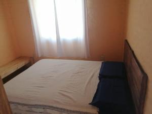 派桑杜Apartamento paysandu的一个小房间的一个床位,设有窗户