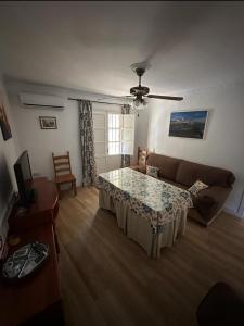 桑卢卡尔-德巴拉梅达Casa Mari的客厅配有桌子和沙发