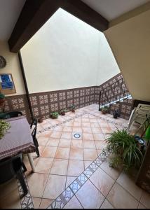 桑卢卡尔-德巴拉梅达Casa Mari的阁楼间设有瓷砖地板和植物