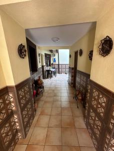 桑卢卡尔-德巴拉梅达Casa Mari的房屋的走廊,铺有瓷砖地板
