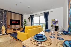 卢顿Luxury Apartment-Free Parking-Central Location的客厅配有黄色的沙发和桌子