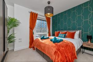 卢顿Luxury Apartment-Free Parking-Central Location的一间卧室配有橙色和绿色墙壁的床
