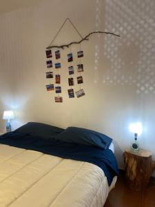 比耶拉Appartamento Homemade的卧室配有一张墙上有一堆照片的床