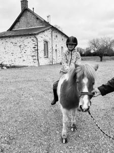 MéeLe Domaine du Nail的骑着小马的人