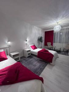 诺基亚BlueSolarPearl R - Vaihtoehto majoittumiselle的一间卧室配有两张红色和白色床单