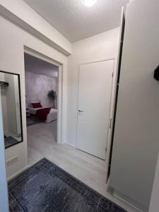 诺基亚BlueSolarPearl R - Vaihtoehto majoittumiselle的一间设有门和镜子的白色客房