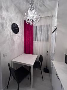诺基亚BlueSolarPearl R - Vaihtoehto majoittumiselle的一间带桌椅和吊灯的用餐室
