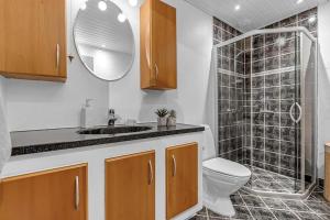 比伦德Nice and Cozy family house at Billund Center的浴室配有卫生间、盥洗盆和淋浴。