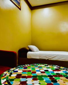 伊尔富德COMPLEXE L'OASIS的一间设有两张床的客房,铺有色彩缤纷的地板