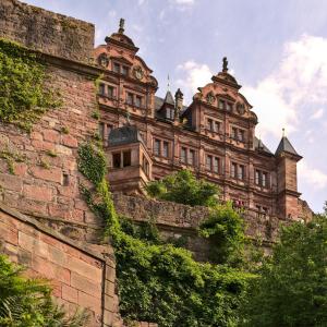 SchönbrunnFerien im Odenwald Zur Schmiede的砖墙顶上的一块大砖砌的建筑