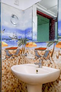 波隆纳鲁沃Villa Ravichini的一间带水槽和镜子的浴室