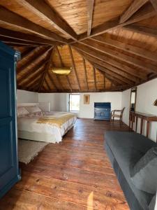 圣米格尔德阿沃纳Casa El granero de Antonio的一间卧室设有一张床和木制天花板