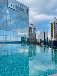 吉隆坡Crystal Suite at Dorsett Bukit Bintang KL的大楼屋顶上的大型游泳池