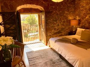 雷亚尔卡托尔塞HOTEL MINA REAL的一间卧室设有一张床和一个开放式门