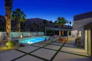 棕榈泉Shelby Sands的一个带游泳池和房子的后院