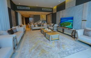 富查伊拉Luxury Villa 5 BR sea view and free paddle boat - Al Dana Island Fujairah by Oceanview Holiday Homes的带沙发和平板电视的大型客厅