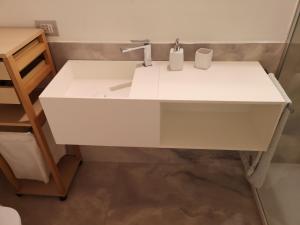 贝加莫Appartamento in centro Bergamo的浴室里装有两杯的白色水槽