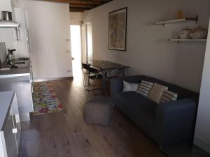 贝加莫Appartamento in centro Bergamo的客厅配有沙发和桌子