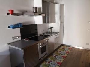 贝加莫Appartamento in centro Bergamo的厨房配有水槽和炉灶 顶部烤箱
