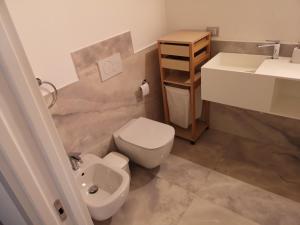 贝加莫Appartamento in centro Bergamo的浴室配有白色卫生间和盥洗盆。
