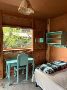圣马科斯拉拉古纳Casa Madera的卧室配有床、椅子和窗户。