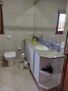 新彼得罗波利斯Nascer do Sol - Edelweiss的一间带水槽和卫生间的浴室