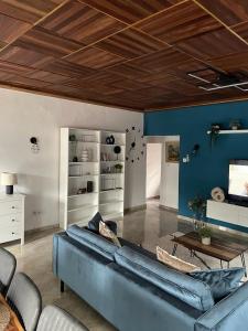 杜阿拉Mado Coliving - Studio Appart, Chambre coin cuisine, Chambre的客厅配有蓝色的沙发和桌子