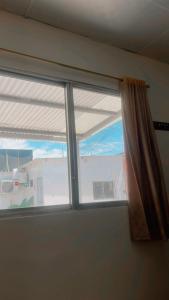 萨利纳斯Bougainville salinas beach的窗户,带窗帘的房间