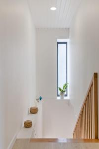 里韦拉布拉瓦AGUIAR´S VILLAGE的白色的房间,设有楼梯和窗户