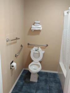 圣安东尼奥美国汽车旅馆的浴室配有带毛巾和淋浴的卫生间。