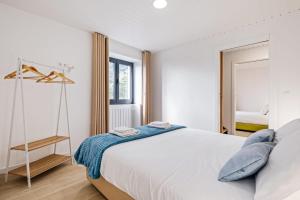 里韦拉布拉瓦AGUIAR´S VILLAGE的白色的卧室设有床和窗户