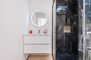里韦拉布拉瓦AGUIAR´S VILLAGE的浴室设有白色水槽和镜子