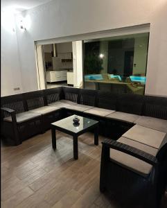 MornagVilla avec piscine et Jacuzzi Tunis的带沙发和咖啡桌的客厅
