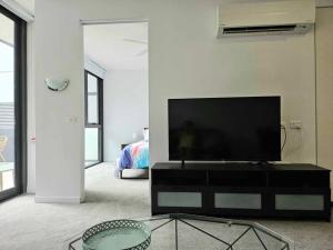 LyonsGround floor apartment in Lyons的客厅配有梳妆台上的平面电视