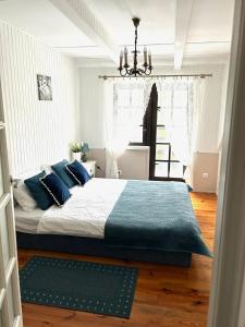 什奇特诺Wałpusz Holiday Home的一间卧室配有一张带蓝色枕头的大床
