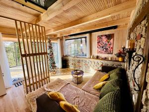 Šentvid pri StičniRomantic cabin with hot/cold tub and finnish sauna的客厅配有沙发,位于房子内