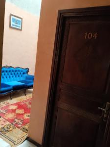 瓦尔扎扎特Hotel Des voyageur的通往带蓝色沙发的房间的门