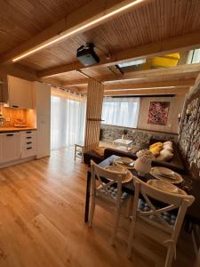 Šentvid pri StičniRomantic cabin with hot/cold tub and finnish sauna的厨房以及带桌椅的用餐室。